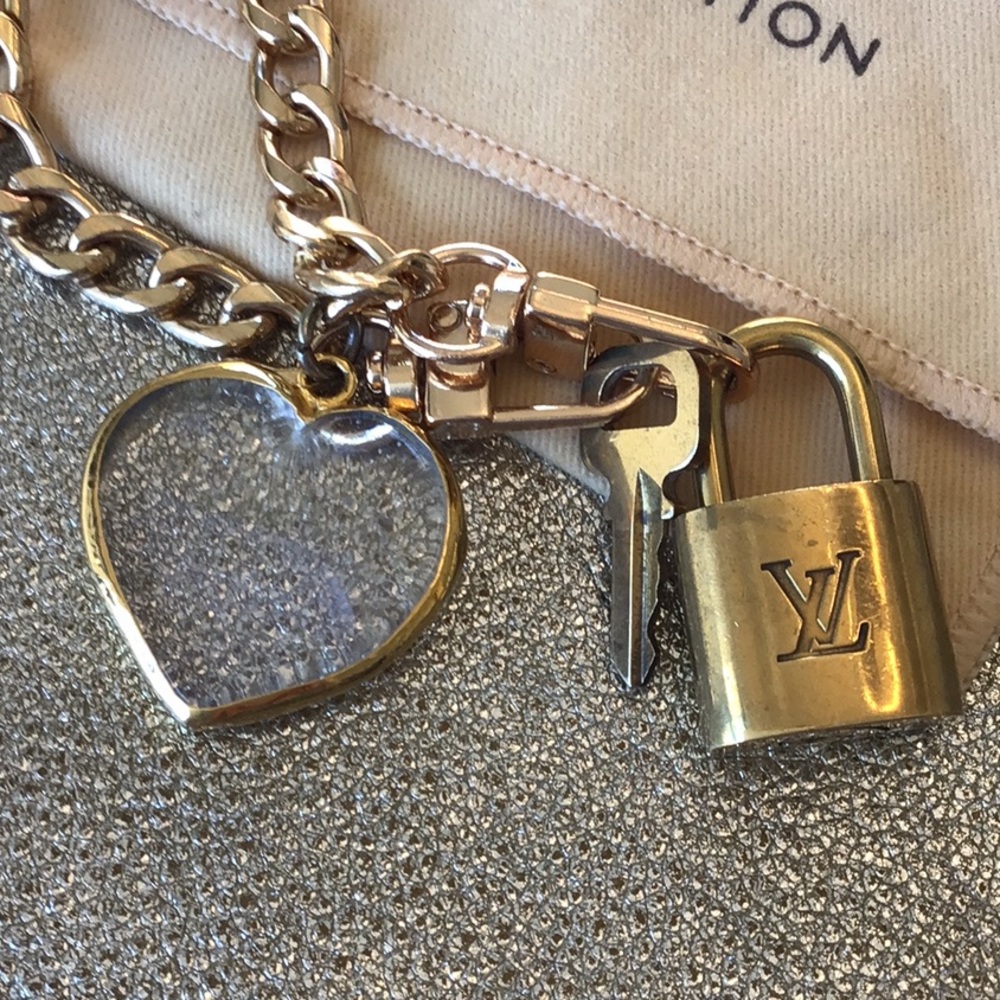Small chain with Marino glass heart charm& lv lock and key - Picture 2 of 7